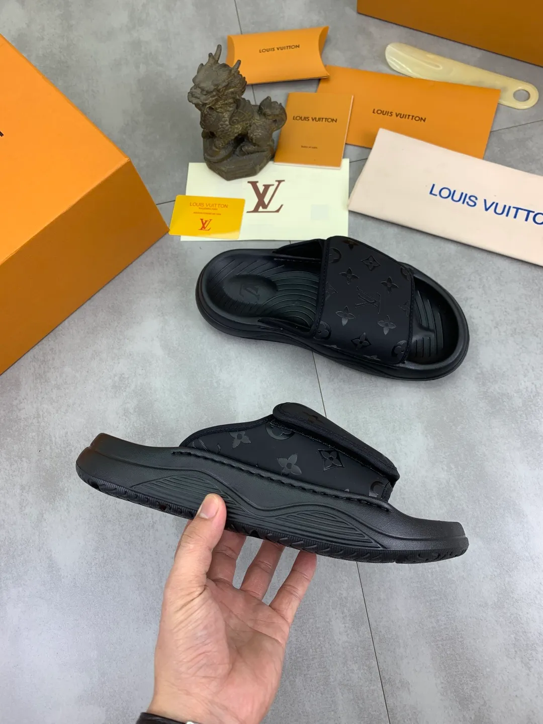 Men's shoes 💰P320💰【New style】🆘 Original quality 【LOUIS VUITTON】The popular Louis Vuitton LV men's slippers on the official website are on sale simultaneously! Original fabric imported from Italy. Original bottom provided by the original factory. Number of yards: 38-44 (customized to 45). Multiple colors to choose from. Fully packaged drawer box.